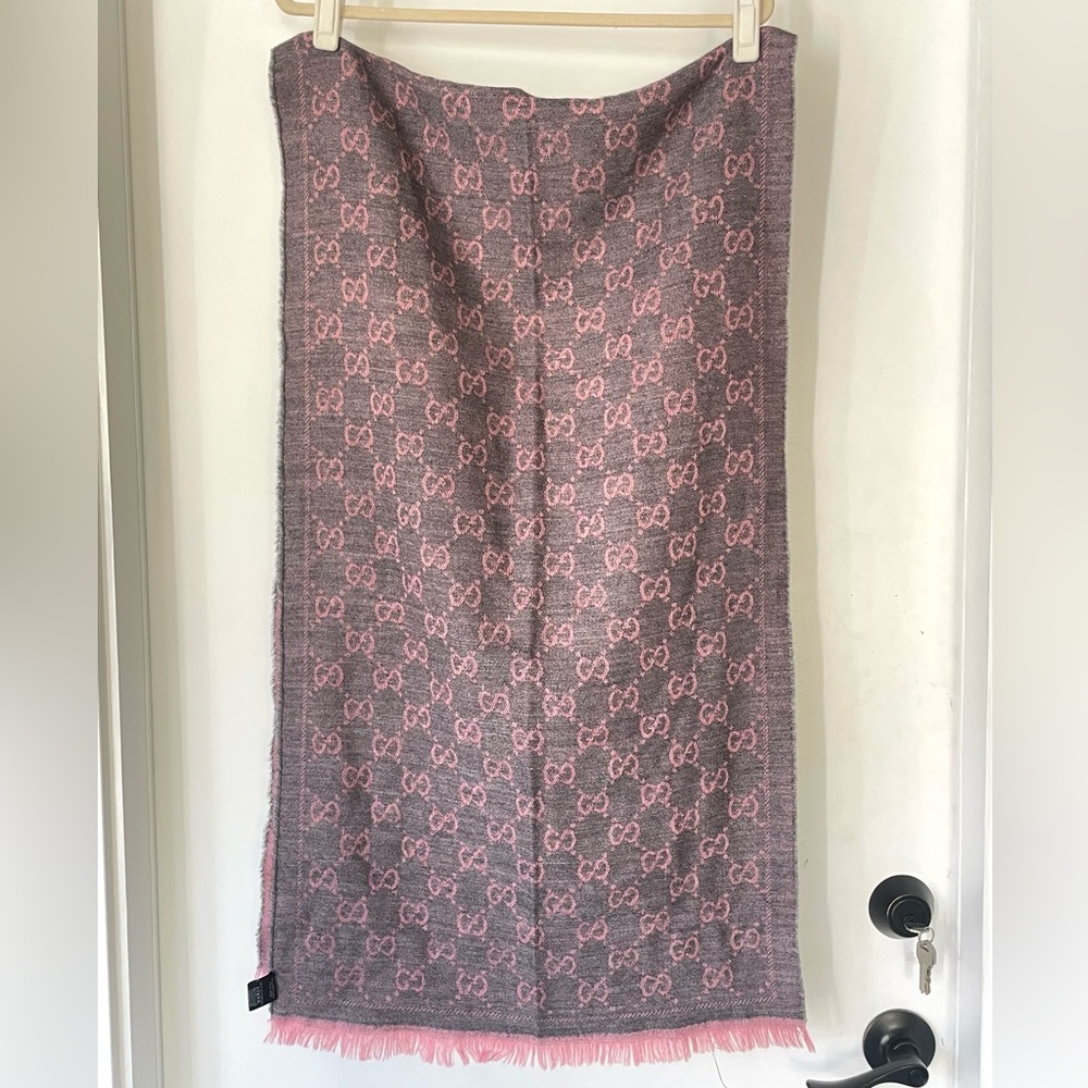 Gucci GG 100% wool wrap/scarf in grey with pink GGs, fringe, L, EUC - Picture 3 of 10